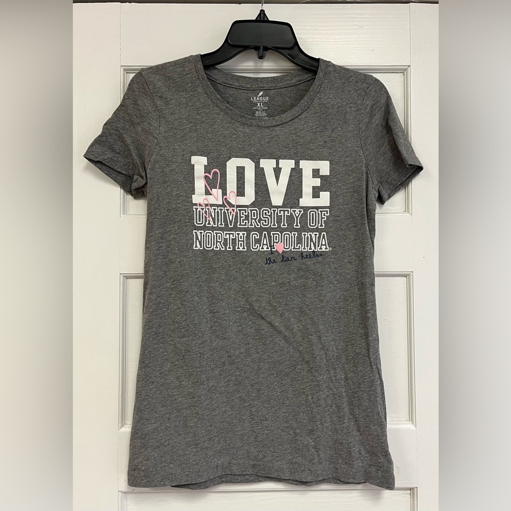 League Collegiate XL juniors Slim Fit Love UNC Carolina Tarheels Gray T-shirt